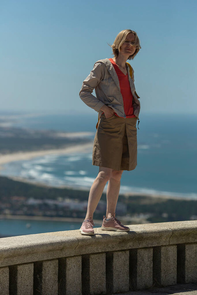 A woman tourist posing on the observation deck. - Valokuva, kuva