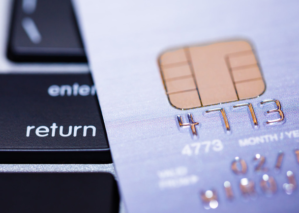 πιστωτικές κάρτες στο πληκτρολόγιο με μικροτσίπ, η έννοια του ηλεκτρονικού εμπορίου - Φωτογραφία, εικόνα