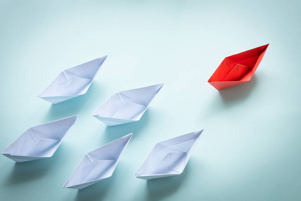 success leadership concept, red leader, white boats following the leader, development strategy planning, creative business concept - 写真・画像