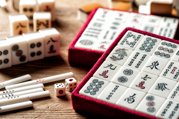 Equipos para Mahjong juego. Mahjong es el antiguo tablero asiático juego. - Foto, Imagen
