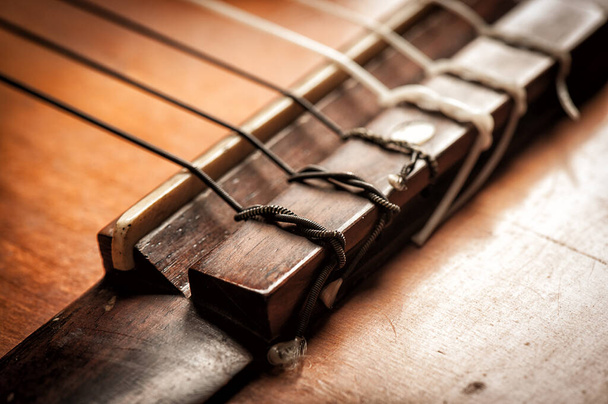 αφηρημένη κλασική κιθάρα. closeup λεπτομέρειες της κιθάρας με ρηχό βάθος πεδίου. - Φωτογραφία, εικόνα