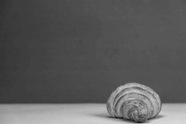 Lahodný čerstvý pečivo croissant. Francouzská croissant snídaně - Fotografie, Obrázek