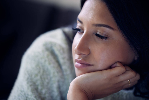 a young woman looking depressed at home. - Valokuva, kuva