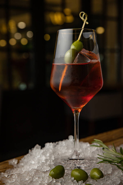 alcoholic cocktail with lemon and rosemary - Φωτογραφία, εικόνα