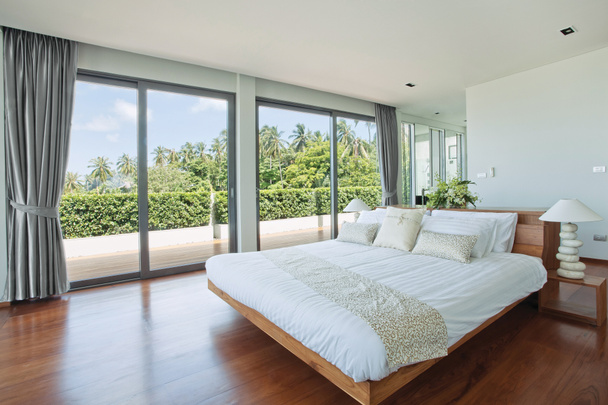 Vista panorámica de agradable dormitorio acogedor con tropical al aire libre
 - Foto, Imagen