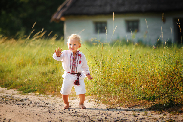 bambino nella camicia ricamata ucraina
 - Foto, immagini