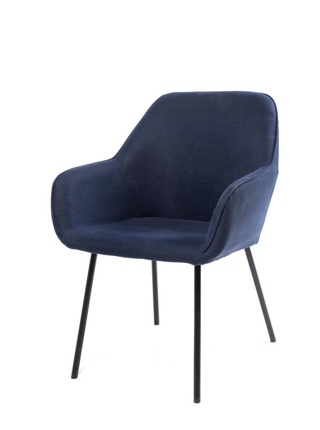 Kényelmes kék fotel fehér háttérrel. Belső elem. Kék bársony fotel stabil fa lábakon. Suede ülés egy belső kávézó, éttermek és étkező belső. Hangulatos és elegáns  - Fotó, kép
