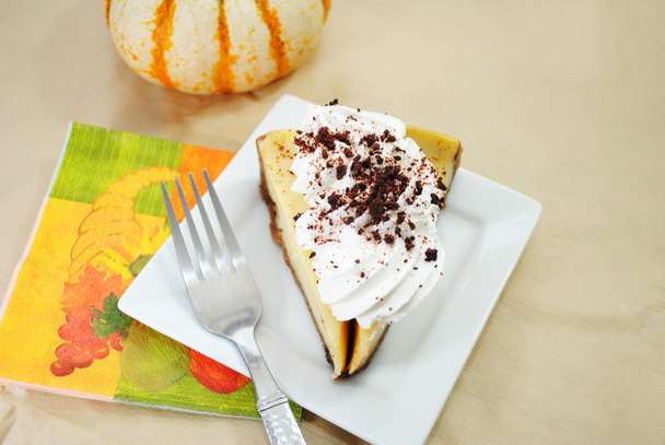 Na podzim tvarohový koláč podávaný na bílé plotně - Fotografie, Obrázek