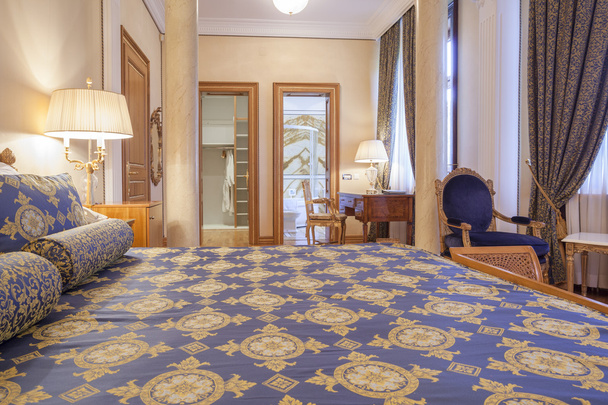 Интерьер роскошной спальни в классическом стиле
 - Фото, изображение
