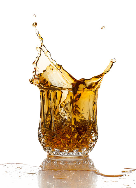 Whiskey Splash isoliert auf weißem Hintergrund - Foto, Bild