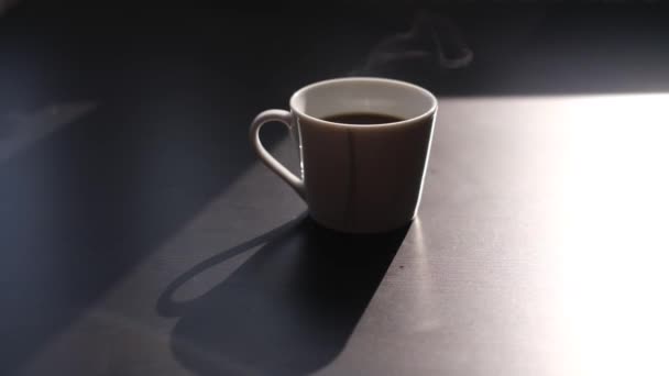 пара над горячей чашкой кофе утром белый свет крупным планом - Кадры, видео