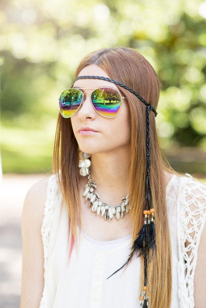 Napszemüveg hippie stílus, szabadtéri a gyönyörű fiatal nő portréja. - Fotó, kép