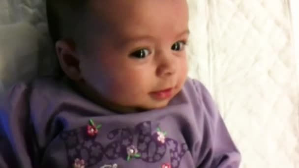幼い赤ん坊がベッドに移動し人生の最初の日. - 映像、動画