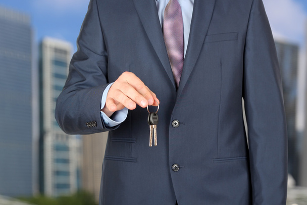 Przycięty obraz agent nieruchomości daje klucze od domu poza - Zdjęcie, obraz