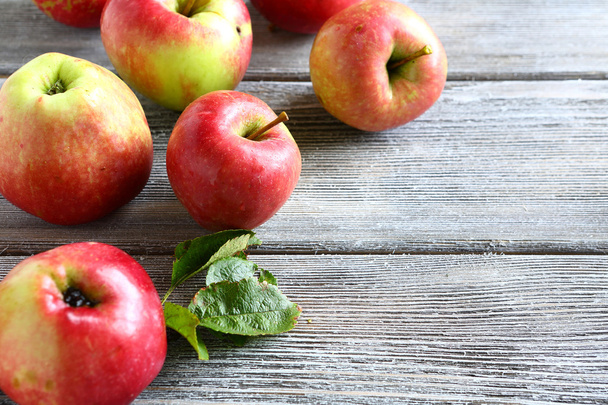 Fresh apples on wooden boards - Foto, afbeelding