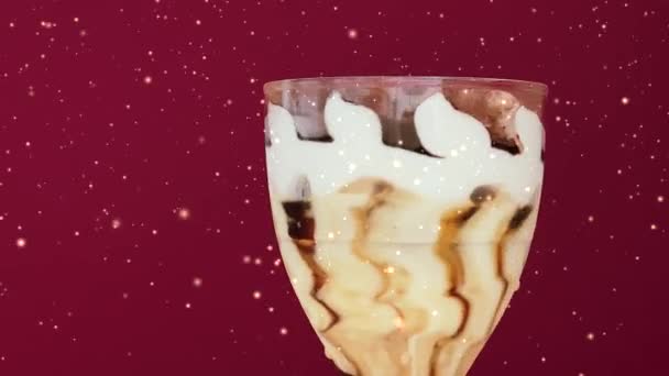 Postre de helado con crema de vainilla y chocolate y partículas de brillo dorado, concepto de alimentos congelados dulces - Metraje, vídeo