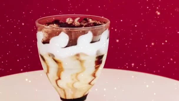 Crème glacée dessert à la vanille et chocolat et neige effet neige pour Noël, concept d'aliments surgelés sucrés - Séquence, vidéo