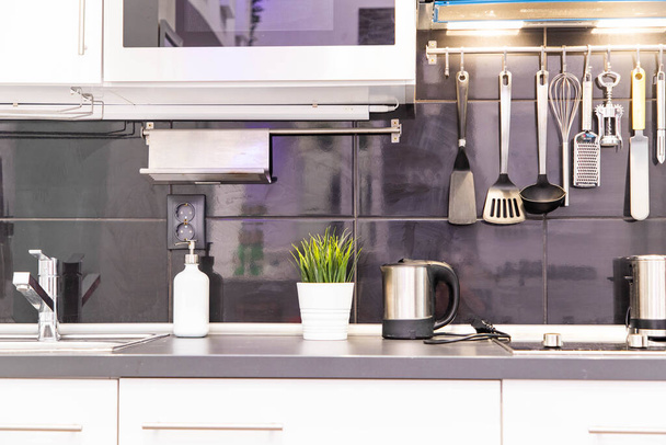 Moderno interno cucina in bianco e nero
 - Foto, immagini