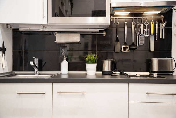 Сучасний чорно-білий інтер'єр кухні
 - Фото, зображення