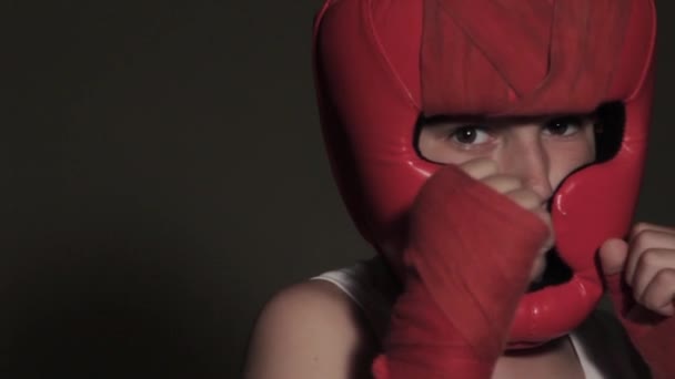 Mirada de cerca de un joven boxeador antes de la pelea directamente en la cámara - Metraje, vídeo