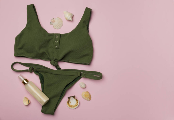 Mooie groene bikini op kleur achtergrond, bovenaanzicht. - Foto, afbeelding