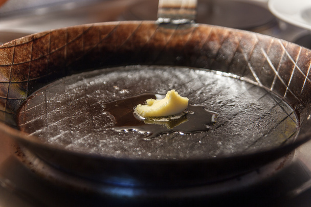 Beurre dans une poêle en fer
 - Photo, image