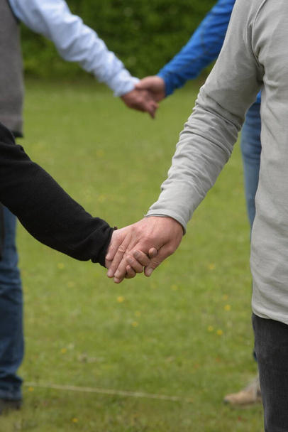 main tenant un couple dans une relation, symbole d'amour et d'intimité - Photo, image