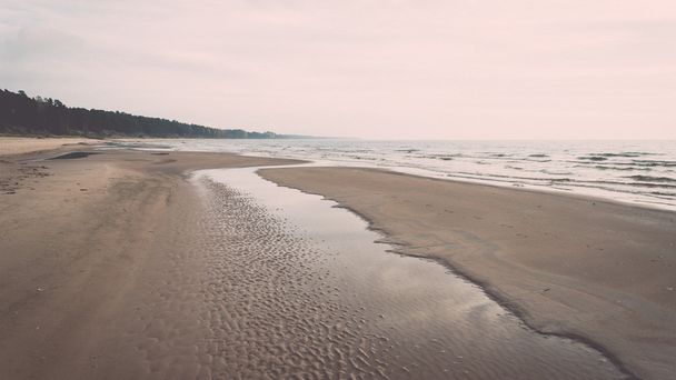 Kustlijn van Baltische Zee strand met rotsen en duinen. Vintage - Foto, afbeelding