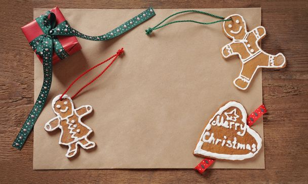 クリスマス背景古い甘い自家製クッキーと紙、 - 写真・画像