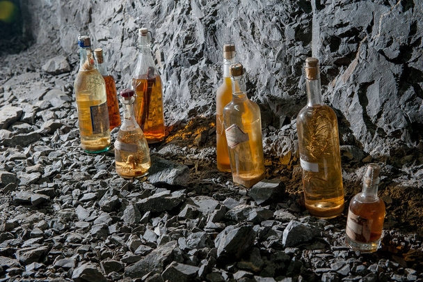 Butelki z alkoholem w tunelu górniczym - Zdjęcie, obraz