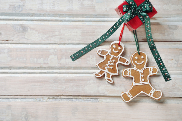 galletas caseras dulces con regalo para Navidad en madera vieja blanca
 - Foto, imagen