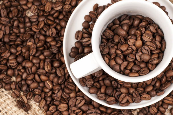 geröstete braune Kaffeebohnen in einer Tasse - Foto, Bild