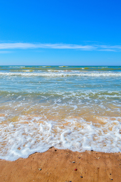Wellen plätschern am Sandstrand - Foto, Bild