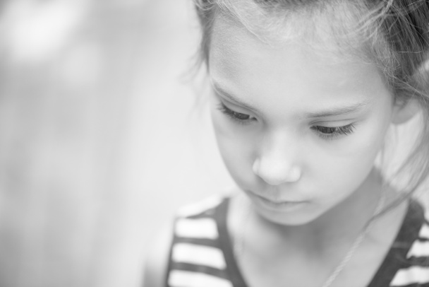 Szomorú kislány portréja - Fotó, kép