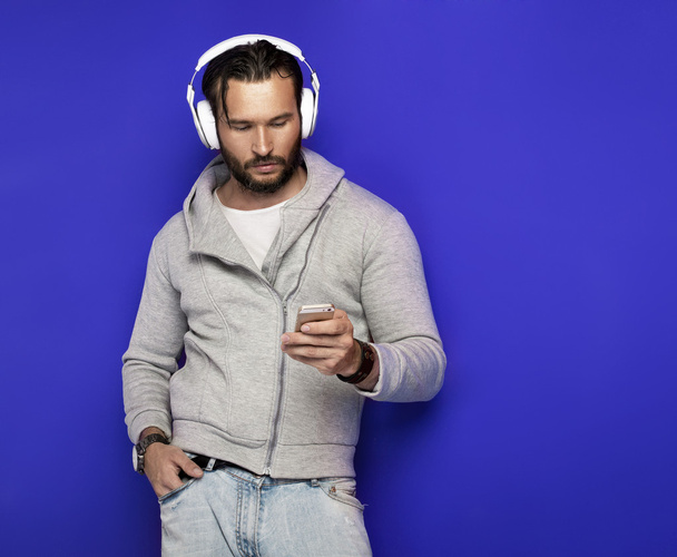 Handsome man with headphones - Fotoğraf, Görsel