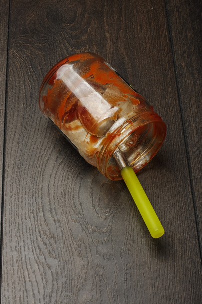 Leeres Ketchup-Glas auf dem Boden - Foto, Bild