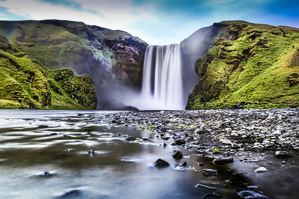 Longue exposition de la célèbre cascade de Skogafoss en Islande au crépuscule
 - Photo, image
