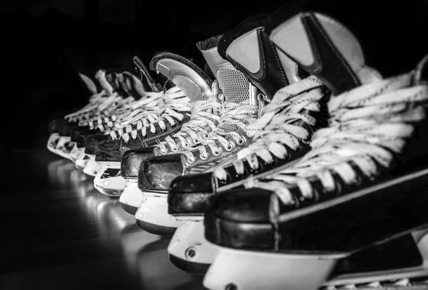 Hockey schaatsen opgesteld in de kleedkamer - Foto, afbeelding