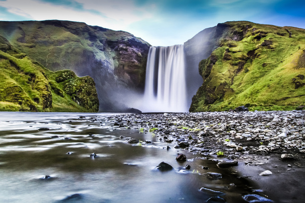 Longa exposição da famosa cachoeira Skogafoss na Islândia ao entardecer
 - Foto, Imagem