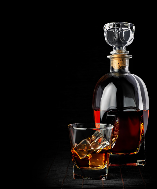 Studio záběr whisky v izolovaných na černé sklo a karafy  - Fotografie, Obrázek