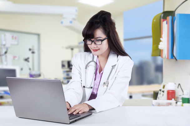 Doctor working on laptop in hospital - Valokuva, kuva