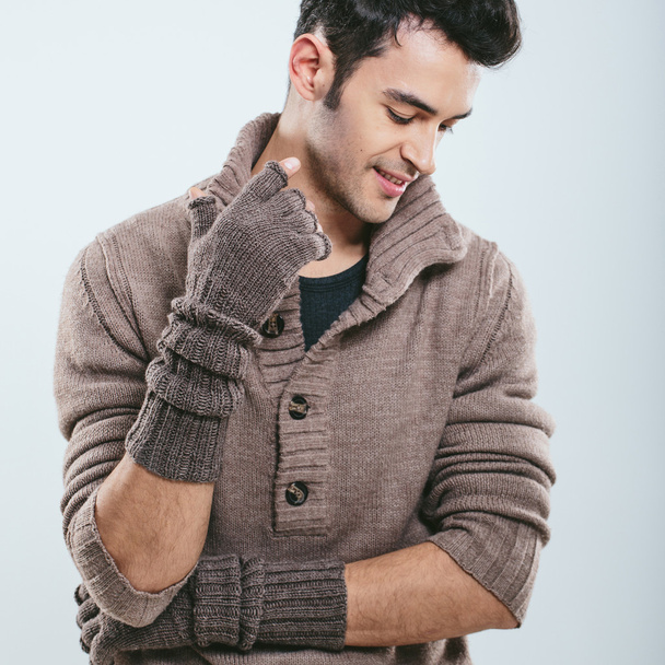 Uomo alla moda in inverno vestiti a maglia
 - Foto, immagini