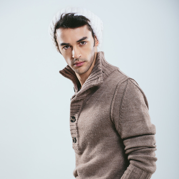 Homme à la mode en hiver vêtements tricotés
 - Photo, image