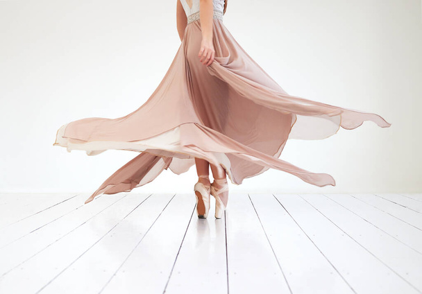 Повнометражний знімок невпізнаваної молодої балерини, що практикує у своїй танцювальній студії
. - Фото, зображення