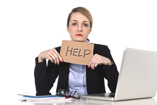 jonge benadrukt zakenvrouw houden help teken overwerkt op computer op kantoor - Foto, afbeelding