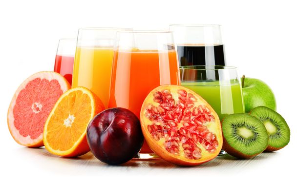 Glazen geassorteerde vruchtensappen geïsoleerd op wit. Detox dieet - Foto, afbeelding