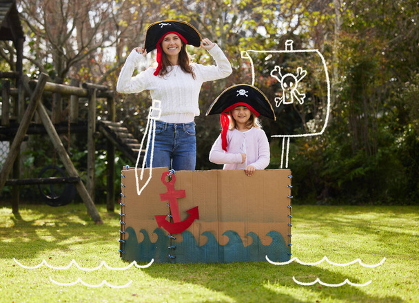 uma mãe e uma filha vestidas como piratas no jardim. - Foto, Imagem