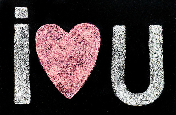 Szeretem az üzenetet kézzel írott krétával táblára, szerelem szót helyébe a szív alakú, szeretet fogalma - Fotó, kép