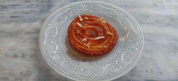 Hint tatlısı jalebi veya imarti. Jalebi, Hindistan 'da yaygın olarak kullanılan en lezzetli tatlılardan biridir. Seçici Odaklanma, Seçici Konuya Odaklanma. - Fotoğraf, Görsel