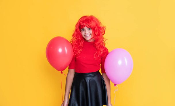 glad teen kid with party balloon on yellow background. - Foto, Imagen